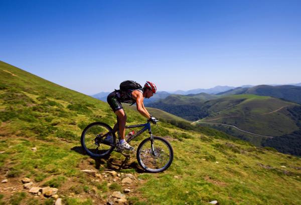 A man practicing mountain biking in the Port of Artesiaga